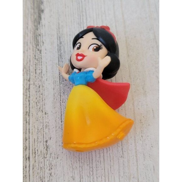 Miniature Snow White princess Disney Pixar toy figure - Picture 1 of 4
